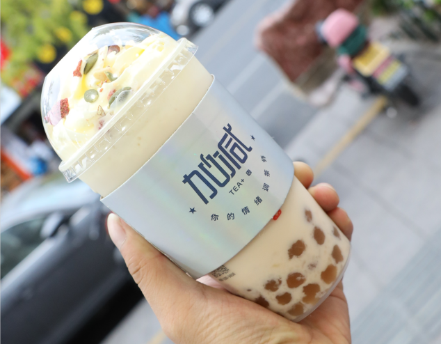 yy易游茶饮：选择奶茶加盟品牌可以考虑从三个方面入手